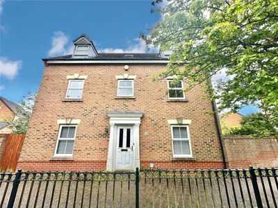 5 bedroom detached house for sale in Queen Elizabeth Drive, Taw Hill, Swindon, SN25