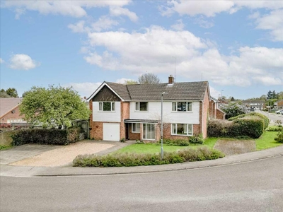 5 bedroom detached house for sale in Walnut Close, Newport Pagnell, Milton Keynes, MK16