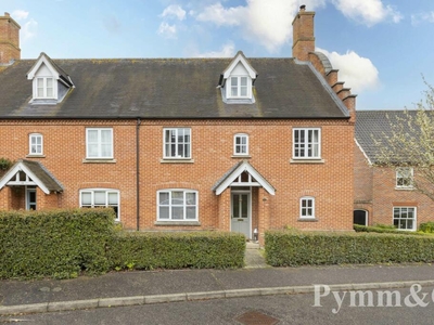 5 bedroom semi-detached house for sale in Devon Way, Norwich, NR14