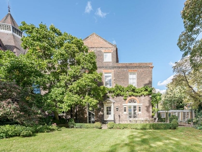 6 bedroom detached house for sale in Rosslyn Hill, London, NW3