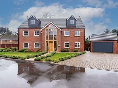 6 bedroom detached house for sale in Woodchurch Road, Arnold, Nottingham, NG5