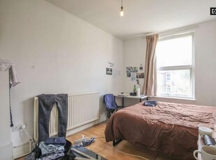 6 Bedroom Shared Living/roommate London London