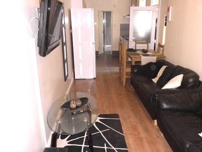 Duplex to rent in Raddlebarn Road, Birmingham B29