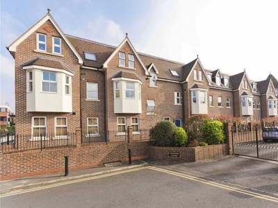 Flat to rent in Baker Street, Weybridge KT13