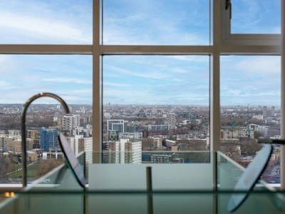 Flat to rent in Berkeley Tower, Canary Wharf, London E14