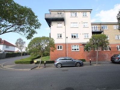 Flat to rent in Ercolani Avenue, High Wycombe HP13