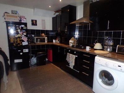 Flat to rent in Fox Road, Nottingham NG2