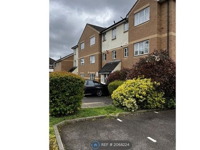 Flat to rent in Frairs Close, Ilford IG1