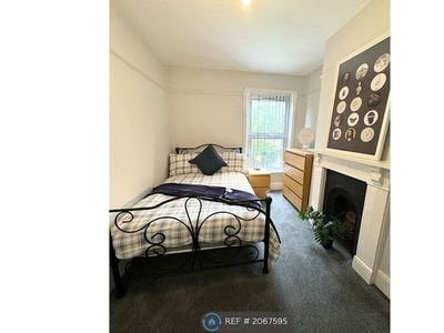 Flat to rent in Grove Road, Southampton SO15
