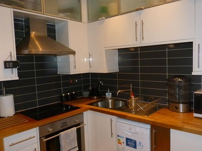 Flat to rent in High Street, Cardiff CF10