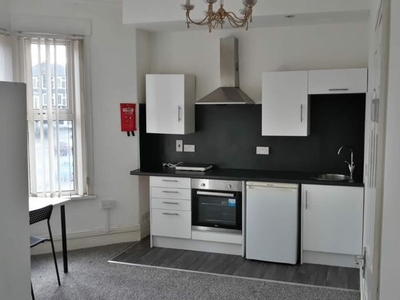 Flat to rent in Newport Road, Cardiff CF24