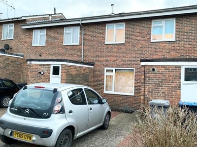 Flat to rent in Orchard Way, Addlestone KT15