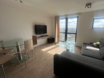 Flat to rent in Parham Drive, Ilford IG2