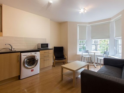 Flat to rent in Richmond Road, Cathays, Cardiff CF24