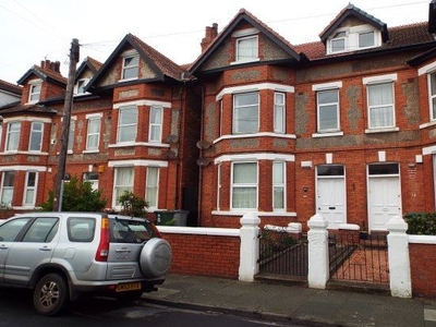 Flat to rent in Shrewsbury Road, Wirral CH48