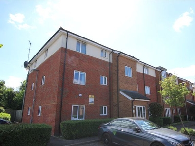Flat to rent in Stokers Close, Dunstable, Bedfordshire LU5