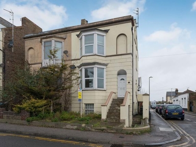 Flat to rent in West Cliff Road, Ramsgate CT11