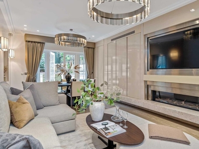Luxury House for sale in London, England