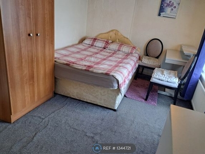 Room to rent in Stalisfield Avenue, Liverpool L11