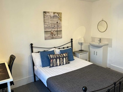 Room to rent in Room 6, 25 Springfield Road, Guildford, Surrey GU1
