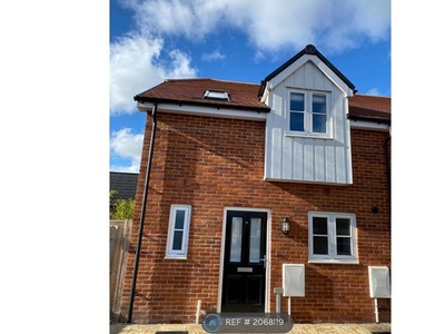 Semi-detached house to rent in Warwick Avenue, Bedford MK40