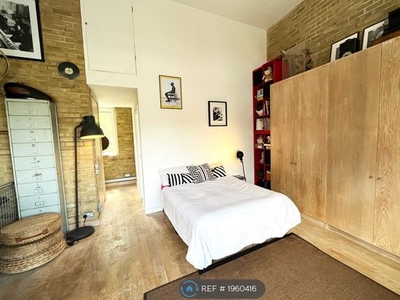 Terraced house to rent in Elmers Road, London SE25