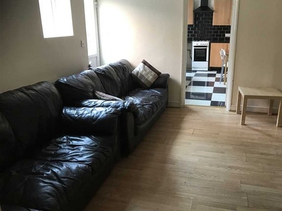 Terraced house to rent in Highfield Street, Leicester LE2