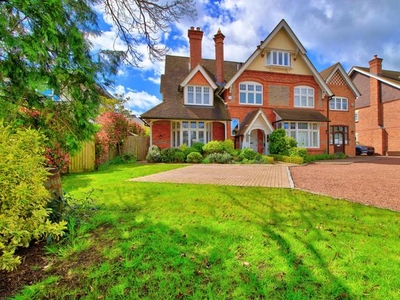 Town house for sale in Easthampstead Road, Wokingham RG40
