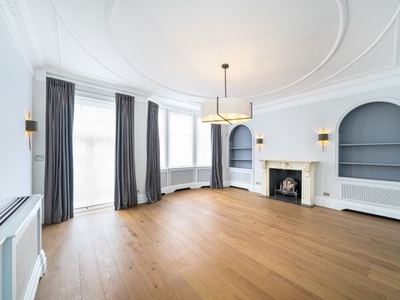 Town house to rent in Green Street, London W1K