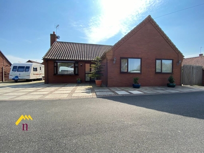4 bedroom detached bungalow for sale in South End, Thorne, Doncaster, DN8