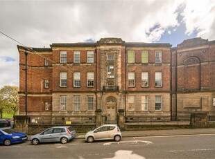 2 bed top floor flat for sale in Leith