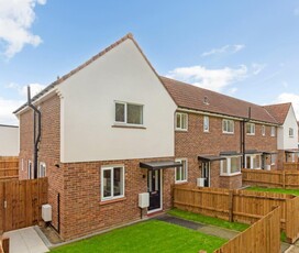 2 bedroom end of terrace house for sale in Cavalry Crescent, Windsor, SL4