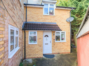 2 bedroom end of terrace house for sale in Fox Lane, Winchester, Hampshire, SO22