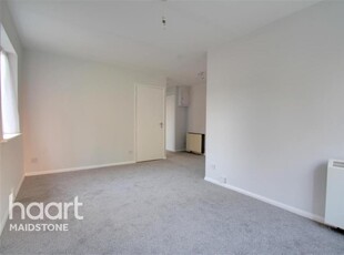 2 bedroom flat for rent in Claire House, ME16