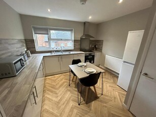 2 bedroom flat for rent in Gregory Boulevard, Hyson Green, Nottingham, NG7