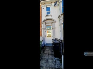 2 bedroom flat for rent in St. Ronans Road, Southsea, PO4