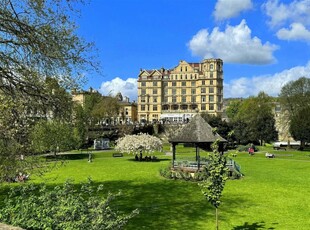 2 bedroom flat for sale in Grand Parade, Bath, BA2