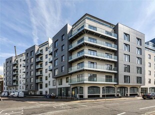 2 bedroom flat for sale in Royal Crescent Road, Southampton, Hampshire, SO14