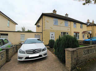 2 bedroom semi-detached house for sale in Daw Royds, Almondbury, Huddersfield. HD5 8ST, HD5