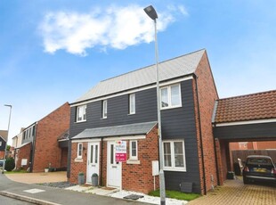 2 bedroom semi-detached house for sale in Foxglove Avenue, Chelmsford, CM1