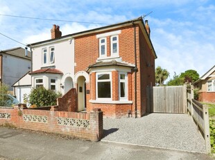 2 bedroom semi-detached house for sale in New Road, Southampton, SO31