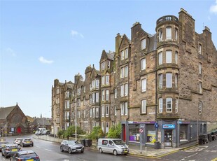 3 bed first floor flat for sale in Meadowbank