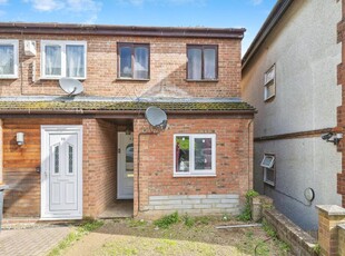 3 bedroom end of terrace house for sale in Downs Road, Luton, Bedfordshire, LU1