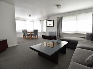 3 bedroom flat for rent in The Mall, Bromley, BR1