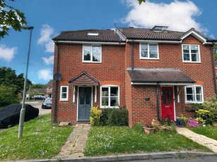 3 bedroom semi-detached house for rent in Mallow Crescent, Guildford, GU4