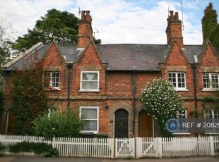 3 bedroom terraced house for rent in Portsmouth Road, Guildford, GU2