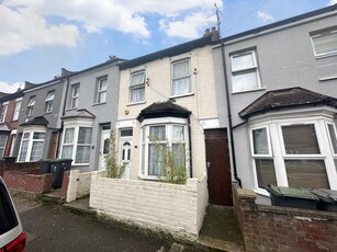 3 bedroom terraced house for sale in Spencer Road, Luton, LU3
