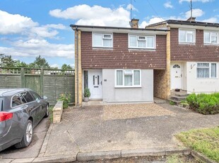 3 bedroom terraced house for sale in St Nicholas Close, Bury St Edmunds, IP32