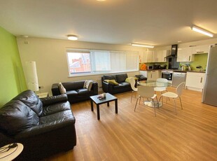 4 bedroom apartment for rent in Carlton House, Southampton, Hampshire, SO15
