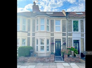 4 bedroom end of terrace house for rent in Lawn Road, Bristol, BS16